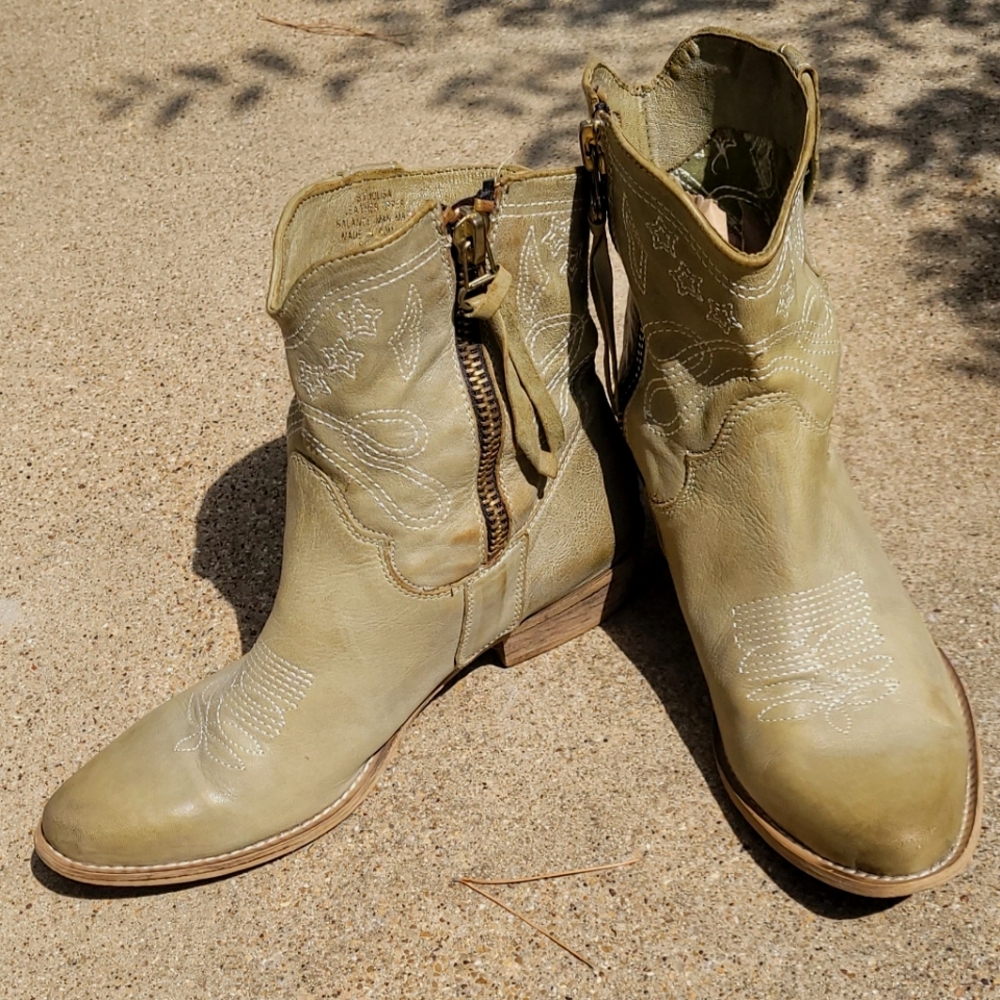 BT Jolisa, Size 7, Olive Cowboy Bootie With Stars